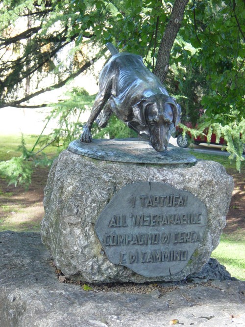 Il monumento intitolato al cane da Tartufo